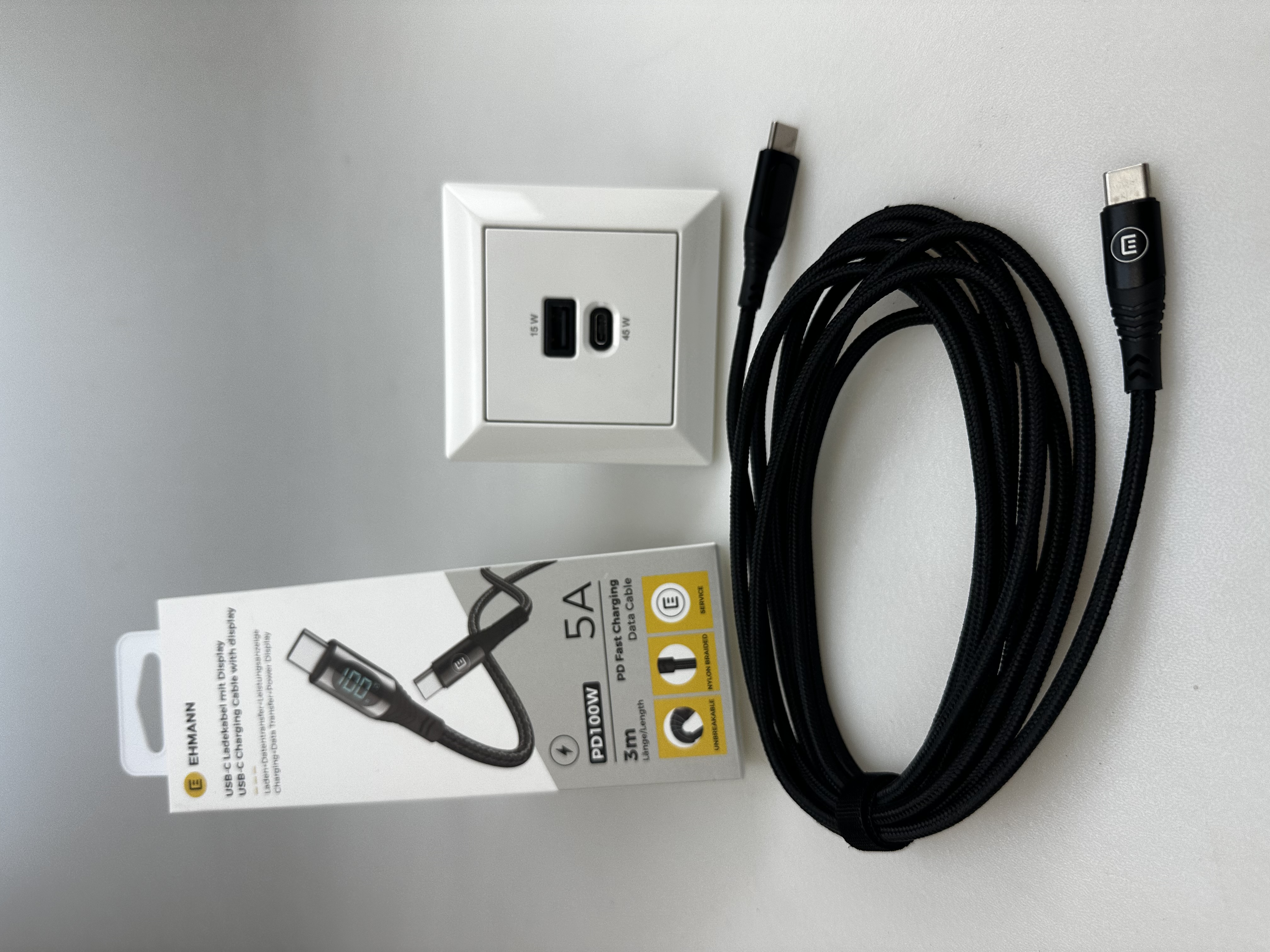 Bundle Unterputz USB-Ladestation mit USB-C 45 Watt + USB-A 15 Watt Charger, weiß mit Rahmen und USB-C Ladekabel mit Display